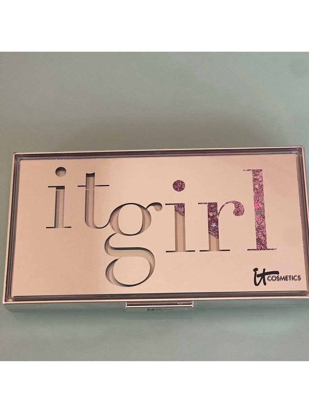IT COSMETICS IT Girl Palette Vol. 2
Palette of Eye Shadows & Blush Rare Limited